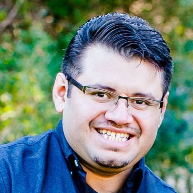 Retrato de Edgar Iraheta, fundador e instructor de Escuela Profética