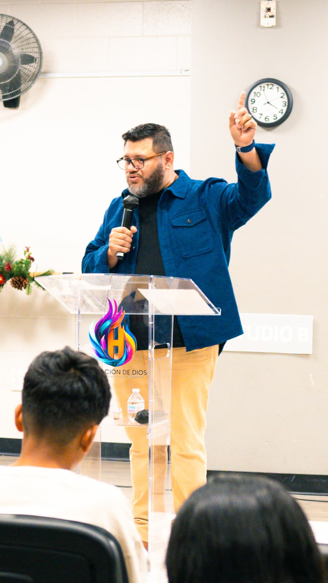 El Profeta Edgar Iraheta enseñando ante una congregación